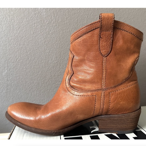 Frye Carson Shortie Cognac Ankle Boots - Worn Once for an Hour w/ Tags in Box - Picture 11 of 16
